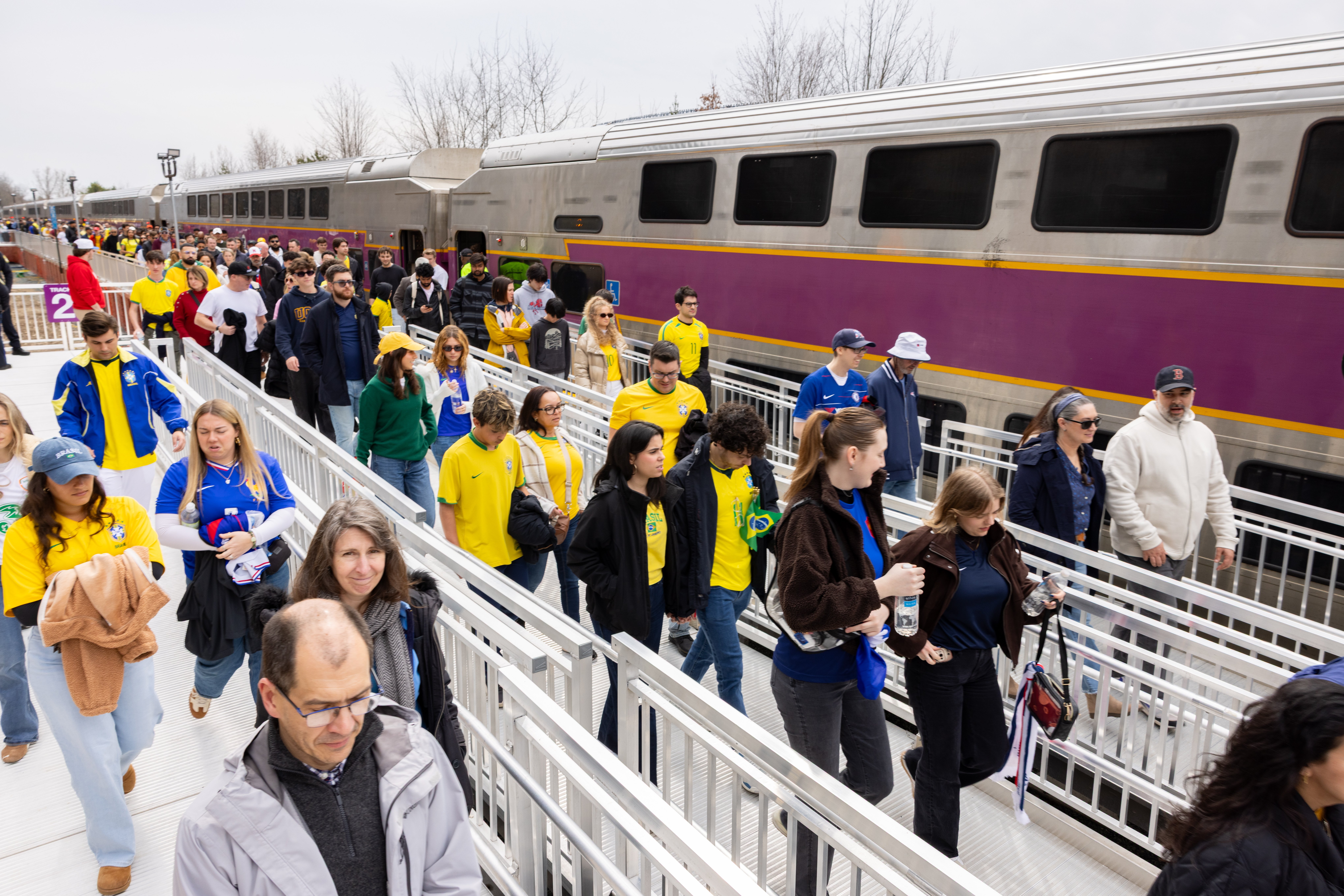 Transit riders arriving at a major summer event served by Keolis