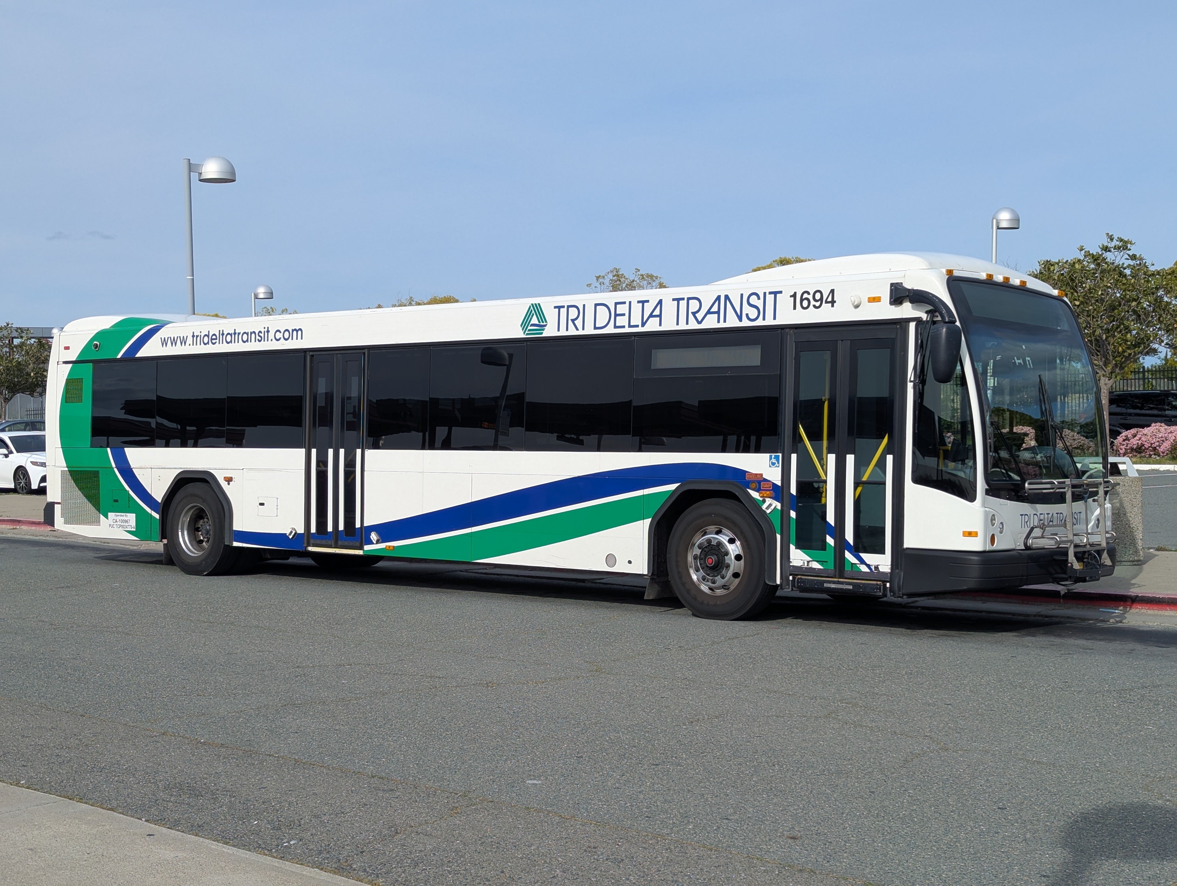 Tri_Delta_Transit_1694,_Gillig_BRT_at_Pittsburg_Bay_Point-1