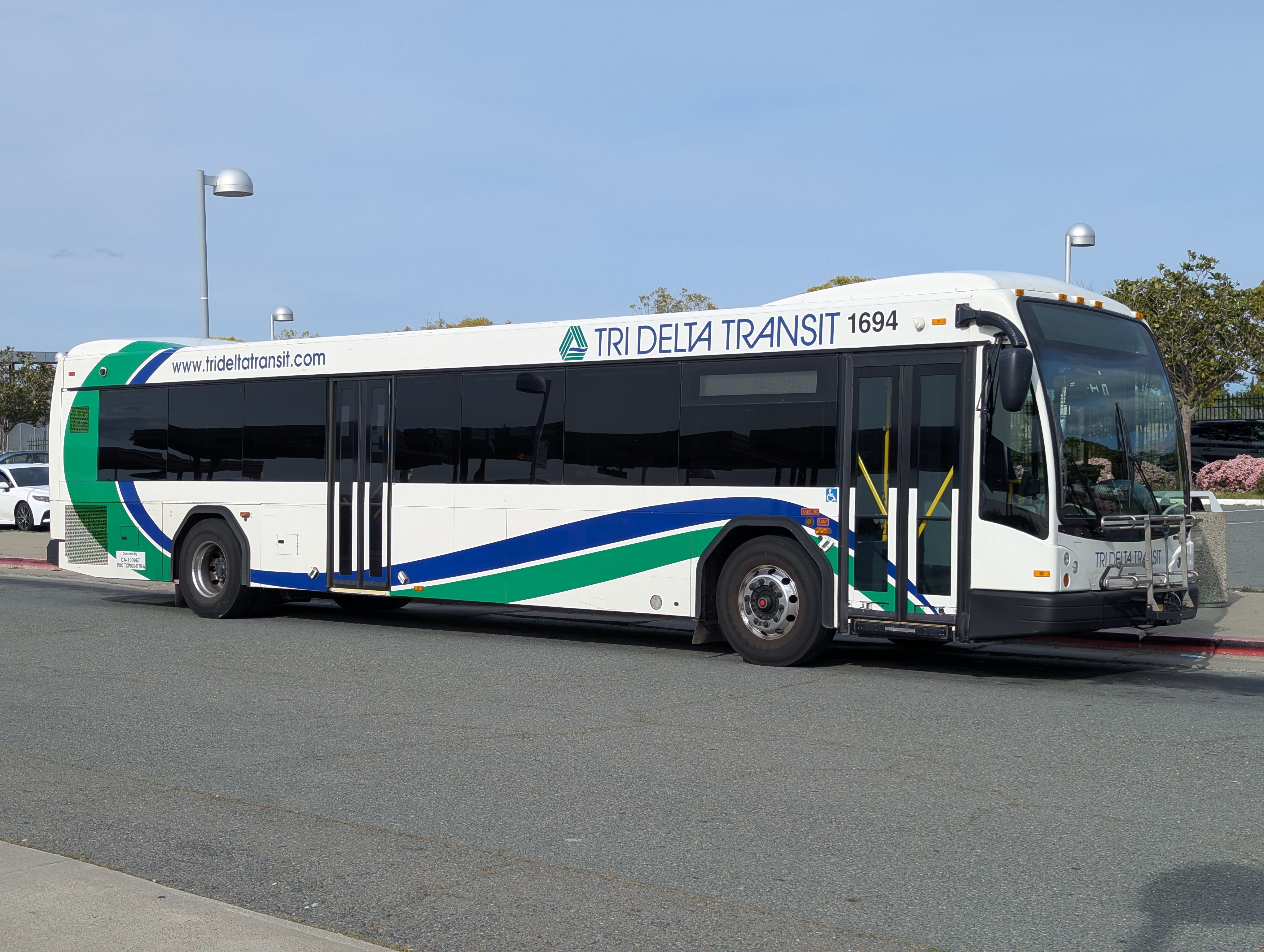 Tri_Delta_Transit_1694,_Gillig_BRT_at_Pittsburg_Bay_Point-2